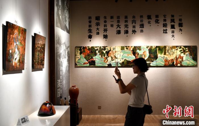 中国侨网图为市民参观展览。中新网记者 吕明 摄