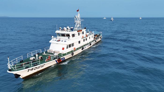 中国侨网图为5艘执法舰艇编队航行。平潭海警 供图