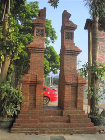 伊萨娜餐厅前的印尼风格标志建筑。（《三亚日报》）