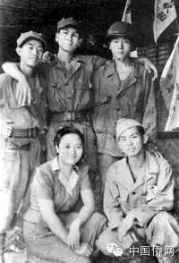 1942年5月，菲律宾华侨抗日游击支队(简称华支)成立。华支转战菲律宾14个省与日军战斗，毙敌2020人。图为华支第一位女队员林美玉(前排左一)和战友们合影留念。