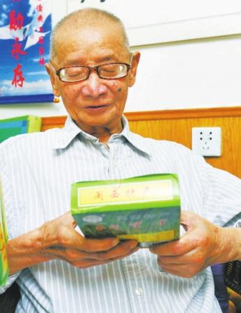 苏老接过记者递上的闽西特产梅菜干,连说“这是老家来的”。 苏老接过记者递上的闽西特产梅菜干,连说“这是老家来的”。