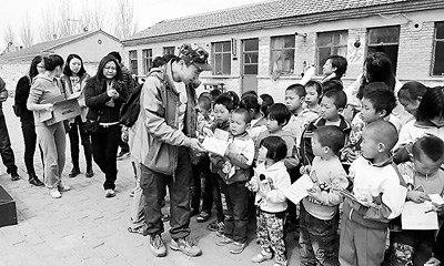　中国海归精英联盟的志愿者服务队前往河北宝来县举行春风行动，对龙宝山小学进行爱心捐助与支教。