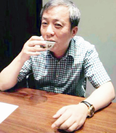 刘益谦用鸡缸杯喝茶。(图片来源：资料图)