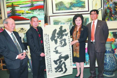 “乐雅斋”主人、华人书画家邓作列给裘援平送了“侨之家”书法作品。(毛建军 摄) “乐雅斋”主人、华人书画家邓作列给裘援平送了“侨之家”书法作品。(毛建军 摄)