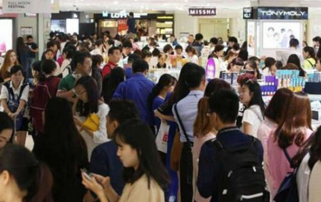 韩国免税店游客爆满