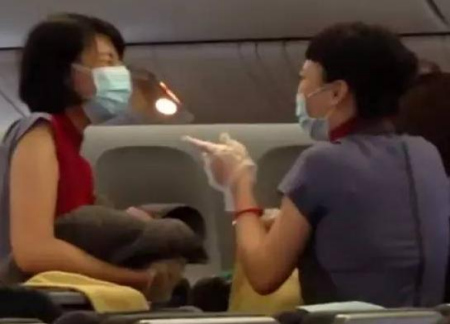 △空中产女视频中一名抱着孩子的空姐感动地说:〝我要哭了!〞 △空中产女视频中一名抱着孩子的空姐感动地说:〝我要哭了!〞