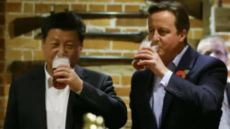 中国国家主席习近平与英国首相卡梅伦在乡下小酒吧喝啤酒
