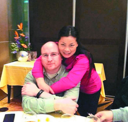 素里金牌地产经纪希尔(左)在家中被闯入住家的盗贼枪击身亡。图为希尔妻子在脸书上贴出的她与丈夫的照片。(取材自脸书) 素里金牌地产经纪希尔(左)在家中被闯入住家的盗贼枪击身亡。图为希尔妻子在脸书上贴出的她与丈夫的照片。(取材自脸书)