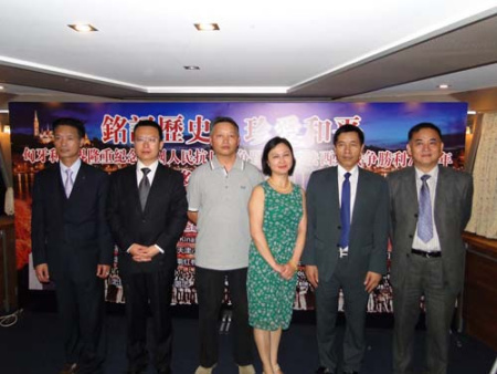 ▲(前排)匈牙利中国和统会名誉会长刘文建(右3)、会长张国治(左3)、执行会长曾玉根(左1)、匈华总会名誉主席季建忠(左2)、匈牙利中欧可持续发展协会会长瞿磊(右2)、匈牙利兰卡斯特公司董事长沈谷良(右1、台商)与出席座谈会匈华侨领合影。 ▲(前排)匈牙利中国和统会名誉会长刘文建(右3)、会长张国治(左3)、执行会长曾玉根(左1)、匈华总会名誉主席季建忠(左2)、匈牙利中欧可持续发展协会会长瞿磊(右2)、匈牙利兰卡斯特公司董事长沈谷良(右1、台商)与出席座谈会匈华侨领合影。