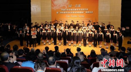 伯乐中学中文歌唱团在北京演出。中国驻德使馆教育处供图 伯乐中学中文歌唱团在北京演出。中国驻德使馆教育处供图