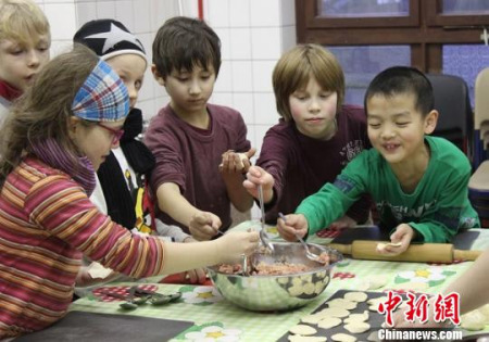天文馆旁小学的孩子们在“中文之夜”包饺子。中国驻德使馆教育处供 天文馆旁小学的孩子们在“中文之夜”包饺子。中国驻德使馆教育处供