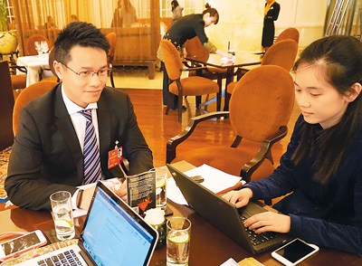 图为朱鼎健(左)接受本报记者采访。(摄影/袁璐)