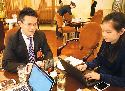 图为朱鼎健(左)接受本报记者采访。(摄影/袁璐) 图为朱鼎健(左)接受本报记者采访。(摄影/袁璐)