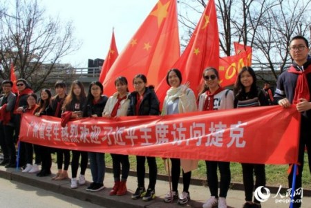 广州在捷克留学生组团迎接习近平主席来访。记者任彦摄