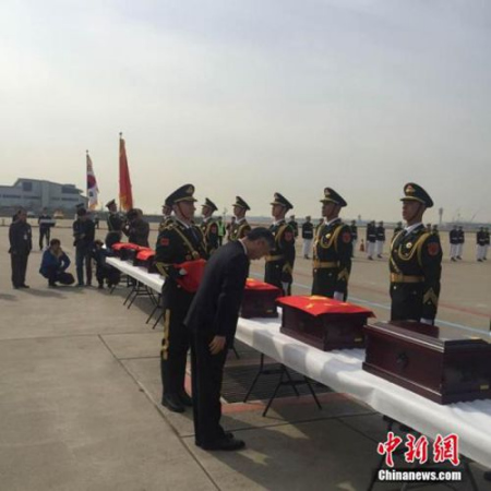 当地时间2016年3月31日，韩国仁川国际机场，中韩双方举行第三批在韩中国人民志愿军遗骸交接仪式，韩方向中方归还了36具遗骸。 吴旭 摄