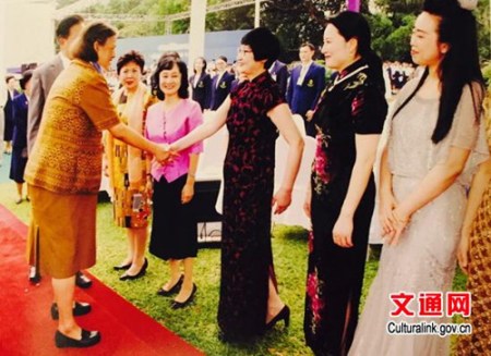 诗琳通公主与演员亲切握手