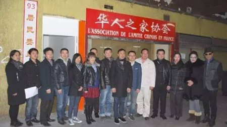 华侨华人会华助中心代表与93居委会主要成员合影。(《欧洲时报》/孔帆 摄)