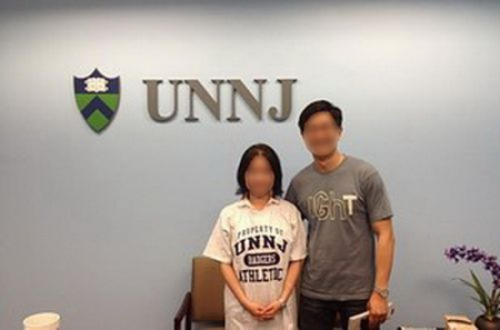 UNNJ大学两名华人学生合影