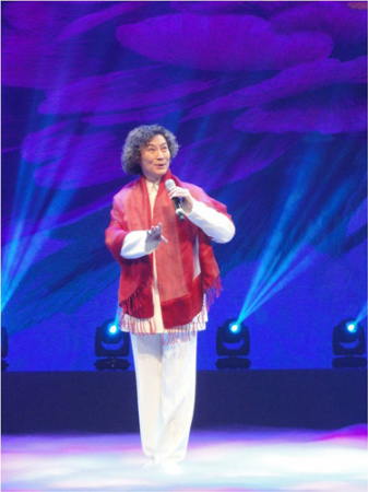 吴汝俊表演新京剧《宋庆龄》唱段。 