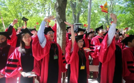 哈佛毕业典礼上的亚裔面孔。