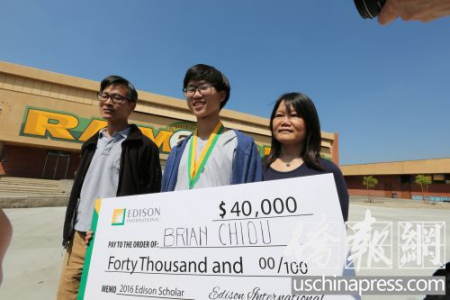 邱少融与父母在校园内合影。(侨报记者邱晨摄) 邱少融与父母在校园内合影。(侨报记者邱晨摄)