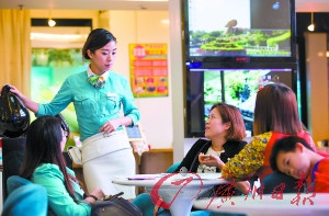 市民咨询。广州日报记者庄小龙 摄 市民咨询。广州日报记者庄小龙 摄