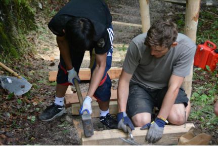中欧青年志愿者在奥地利哈尔施塔特修复登山小路