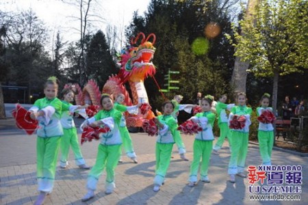 来自匈中双语学校的学生们的开场表演(匈牙利《新导报》/金晓晓 欧阳燕清 摄) 来自匈中双语学校的学生们的开场表演(匈牙利《新导报》/金晓晓 欧阳燕清 摄)