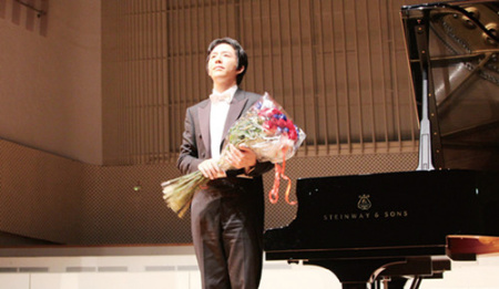 演出结束,李云迪向观众谢幕(法国《欧洲时报》/关梦觉 摄) 演出结束,李云迪向观众谢幕(法国《欧洲时报》/关梦觉 摄)