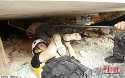 救援人员正在解救受困群众 救援人员正在解救受困群众