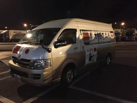 图为支援队队员所乘坐的汽车。 图为支援队队员所乘坐的汽车。
