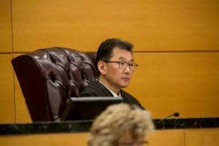 布鲁克林最高法院主审法官Danny K.Chun审理梁彼得案。 布鲁克林最高法院主审法官Danny K.Chun审理梁彼得案。