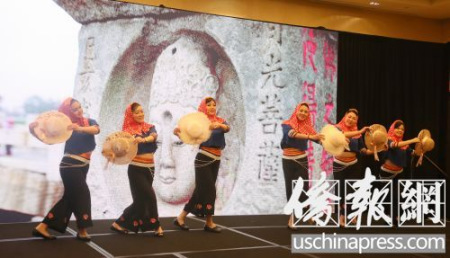 现场“惠安女”舞蹈表演(美国《侨报》/管黎明 摄) 现场“惠安女”舞蹈表演(美国《侨报》/管黎明 摄)