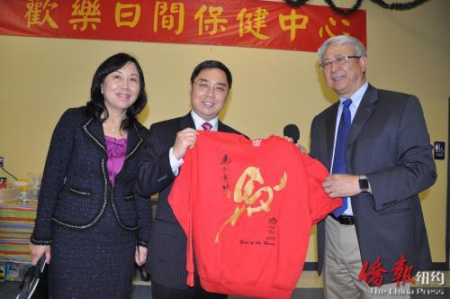会长李志翔代表活动中心向公使李克新赠送马年生肖T恤,寓意“马到成功”(美国《侨报》) 会长李志翔代表活动中心向公使李克新赠送马年生肖T恤,寓意“马到成功”(美国《侨报》)