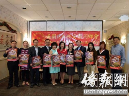 参展的25名华裔中小学生和指导老师出席画展开幕式(美国《侨报》/管黎明 摄) 参展的25名华裔中小学生和指导老师出席画展开幕式(美国《侨报》/管黎明 摄)
