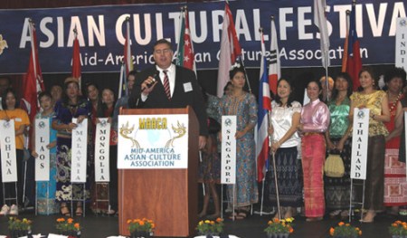 堪萨斯城亚洲文化节开幕式，美中部亚洲文化协会20多个成员国代表出席盛会 (美国《侨报》/郭明香 摄)