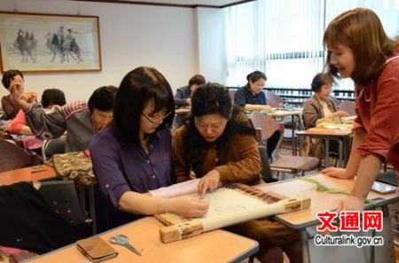 刘小红老师指导学员刺绣 刘小红老师指导学员刺绣