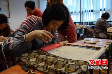 学员们认真地绣着各自的作品 学员们认真地绣着各自的作品