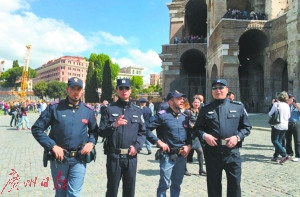 庞波（右一）在意大利街头巡逻。