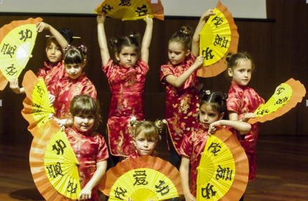 西英双语学校幼儿园的小朋友们表演中国功夫