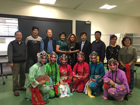 承秋京剧学校的全体演职人员合影(澳大利亚《澳洲网》) 承秋京剧学校的全体演职人员合影(澳大利亚《澳洲网》)