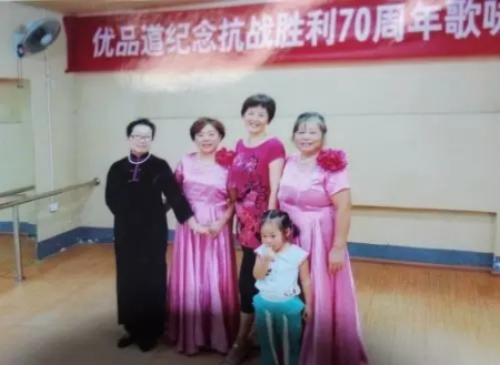 死者张蜀生前生前喜欢跳舞,擅长打太极拳,在社区内极为活跃(左3) 死者张蜀生前生前喜欢跳舞,擅长打太极拳,在社区内极为活跃(左3)