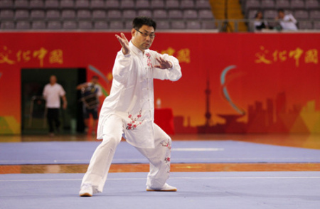 2015年8月，欧洲时报代表队的黄冠杰参加男子42式太极拳比赛。他表示，中华武术及其背后的生活态度与哲学已早已渗透到他的生活（图片来源：欧洲时报）