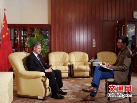 徐飞洪大使接受罗马尼亚国家电视台记者的采访（闫建武 摄）