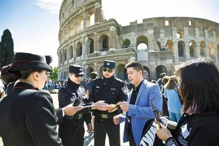 中国警察在罗马的景点巡逻