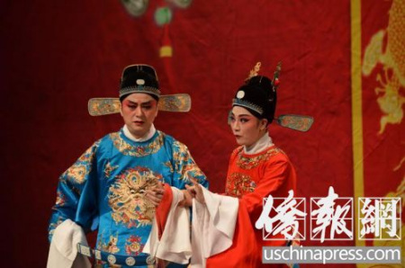 《女驸马》选段。蒋建国（左）饰演冯益民，何云（右）饰演冯素珍（美国《侨报》/张苗 摄）