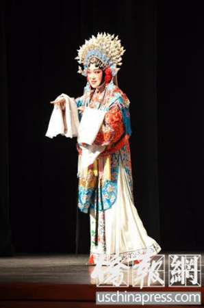 《女驸马》选段,吴亚玲饰演公主(美国《侨报》/张苗 摄) 《女驸马》选段,吴亚玲饰演公主(美国《侨报》/张苗 摄)