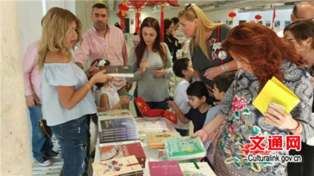 使馆赠送的中国文化书籍受到学生和家长的热烈欢迎（摄影：陈中林）