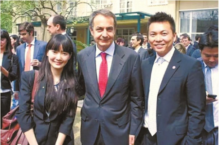 做外交官时的刘小溪,和西班牙前首相萨帕特罗合影。 做外交官时的刘小溪,和西班牙前首相萨帕特罗合影。