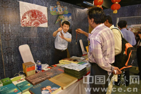 “庆祝中巴建交65周年博览会”上，巴基斯坦民众在学习使用毛笔（梁桐 摄）